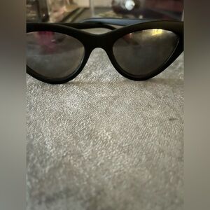 Chic Black Cat-Eye Sunglasses